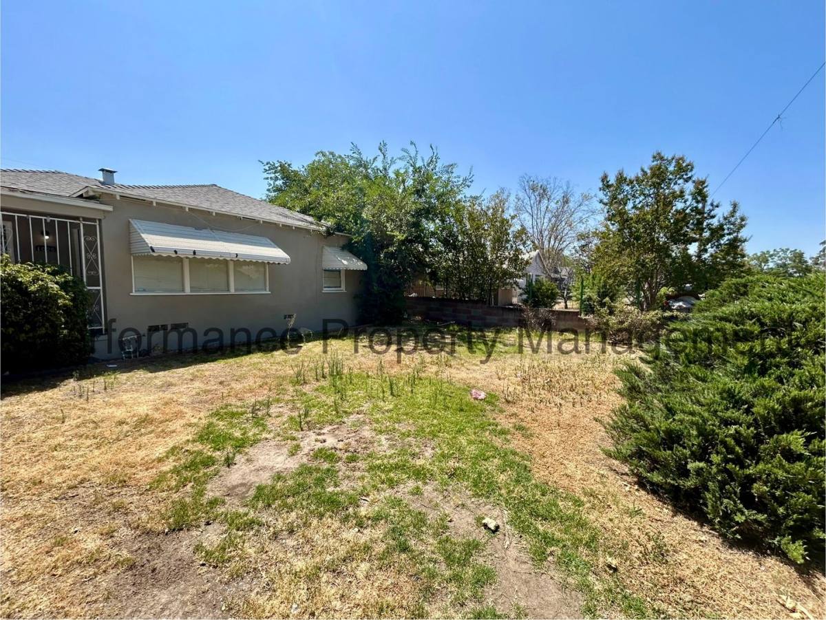 House for rent at 1020 R St, Bakersfield, CA 93304