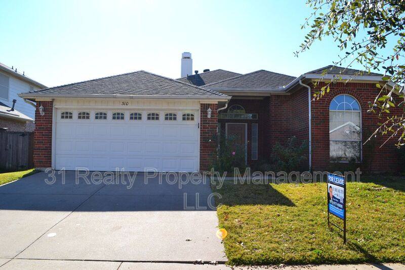 House for rent at 310 Crestview Dr, Arlington, TX 76018