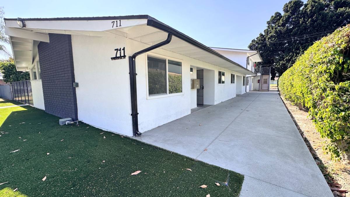 Apartment for rent at 711 W Provential Dr, Anaheim, CA 92805