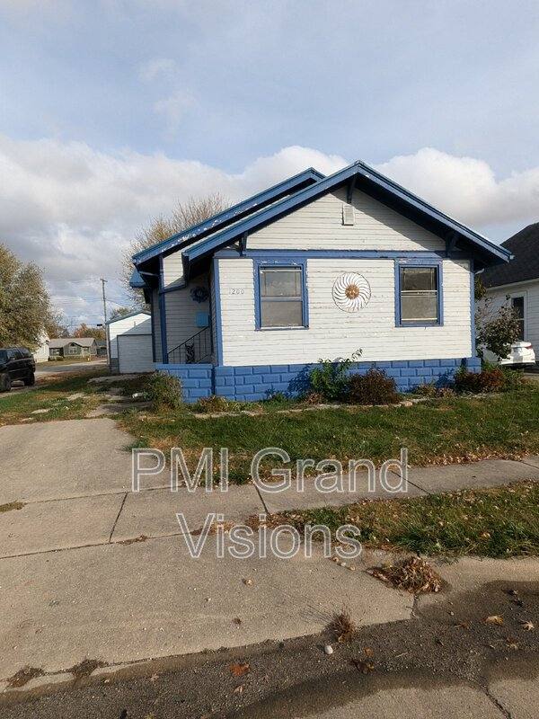 House for rent at 1200 Lakeland Blvd, Mattoon, IL 61938