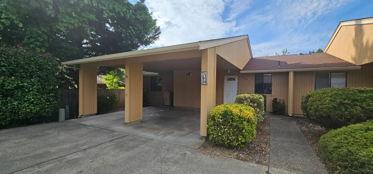 House for rent at 1230 Roundtable Dr, Grants Pass, OR 97526