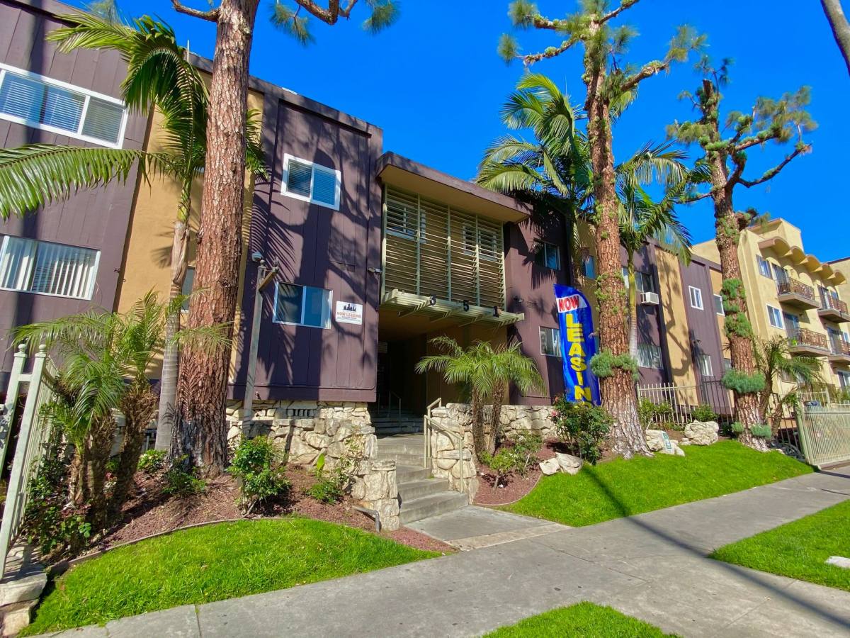 Apartment for rent at 351 S Manhattan Place, Los Angeles, CA 90020