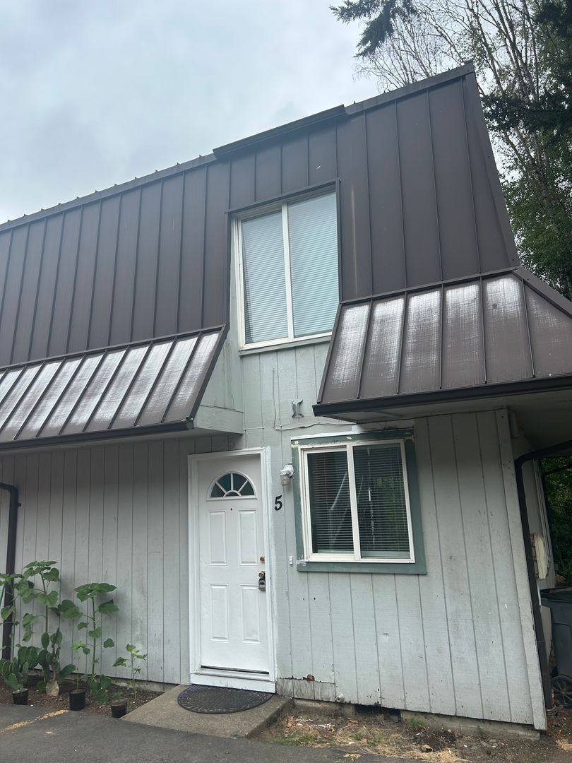 Apartment for rent at 708 SE Davis, McMinnville, OR 97128
