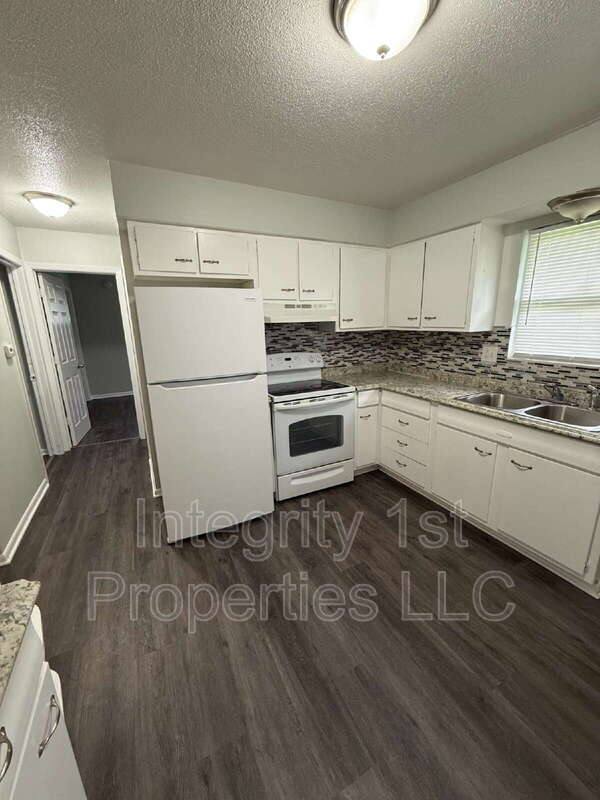 Townhouse for rent at 5613 E 28th St, Kansas City, MO 64128