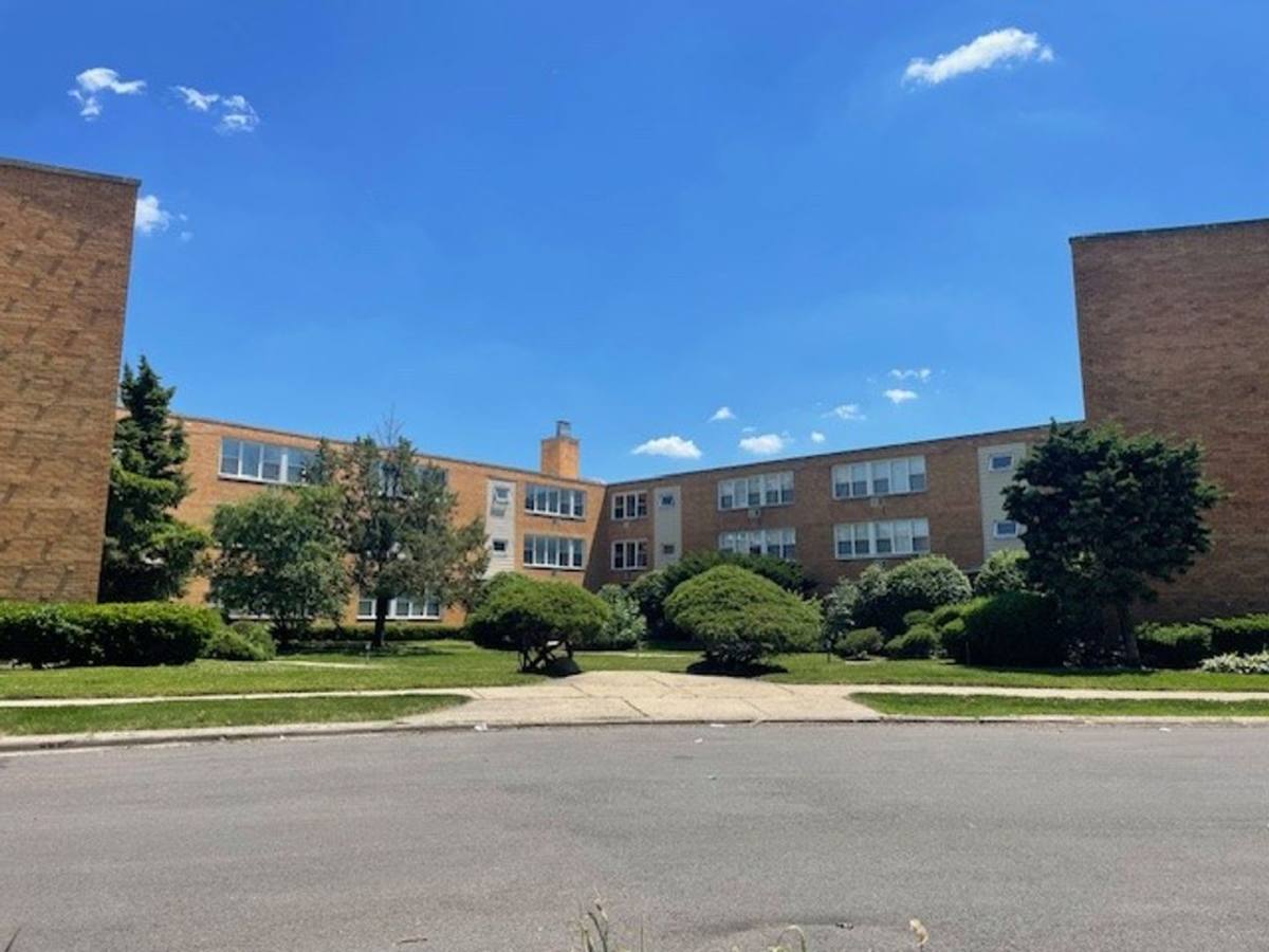 Apartment for rent at 2515-19 W Jerome St, Chicago, IL 60645