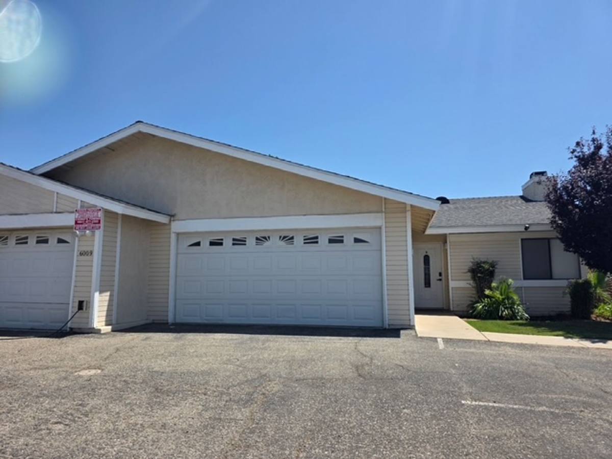 Apartment for rent at 6009 Auburn Oaks Dr, Bakersfield, CA 93306