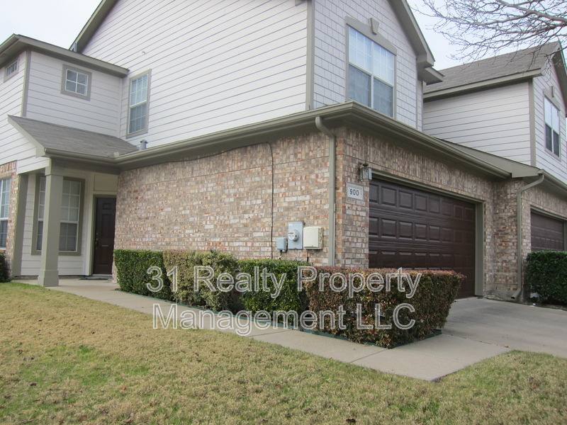 Townhouse for rent at 900 Englewood Lane, Plano, TX 75025