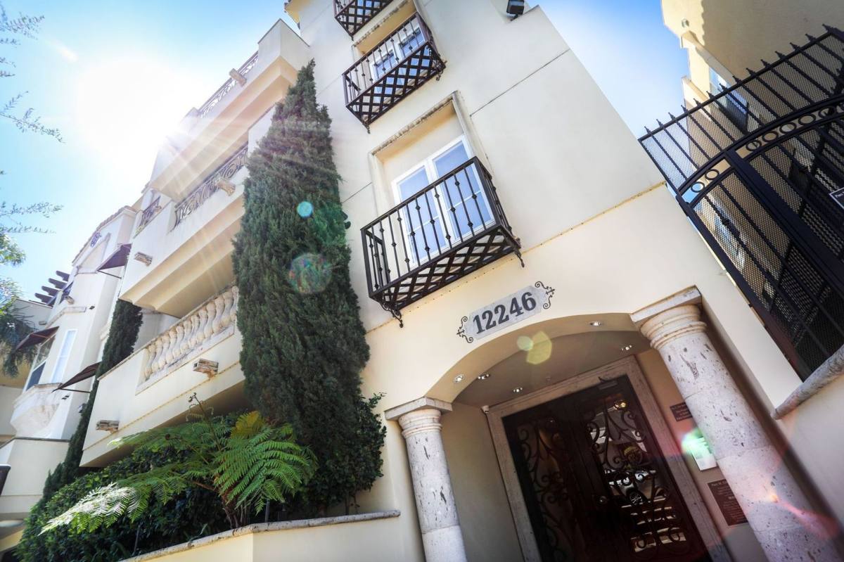 Apartment for rent at 12246 Moorpark St, Studio City, CA 91604