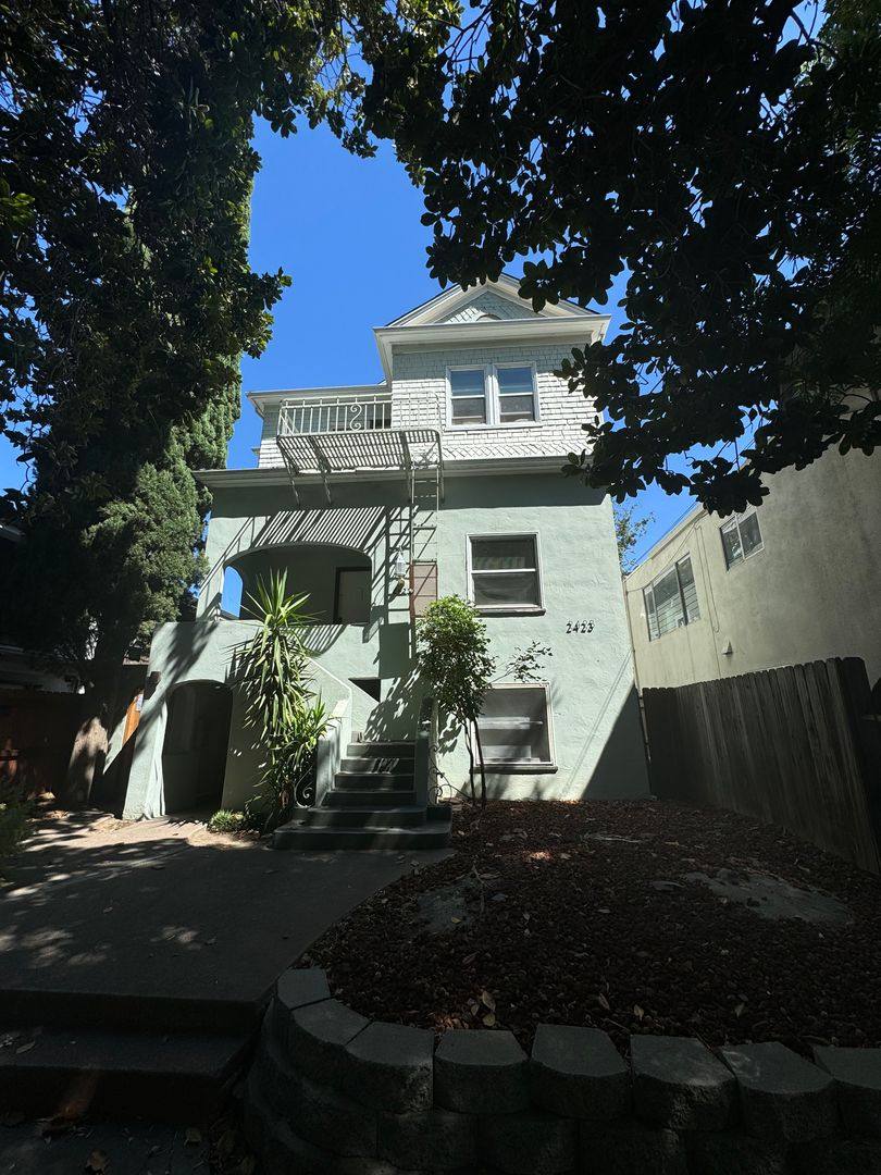 Apartment for rent at 2423 L St, Sacramento, CA 95816