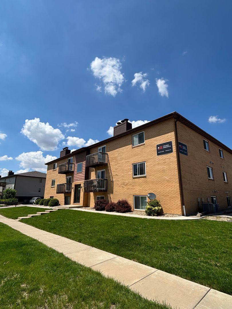 Apartment for rent at 2406 Rainbow Ave, Bloomington, IL 61704