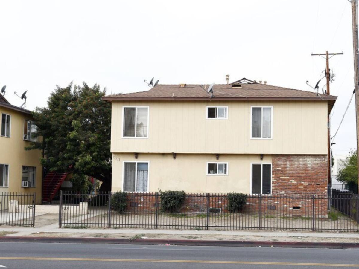 Apartment for rent at 7139 Whitsett Ave, North Hollywood, CA 91605