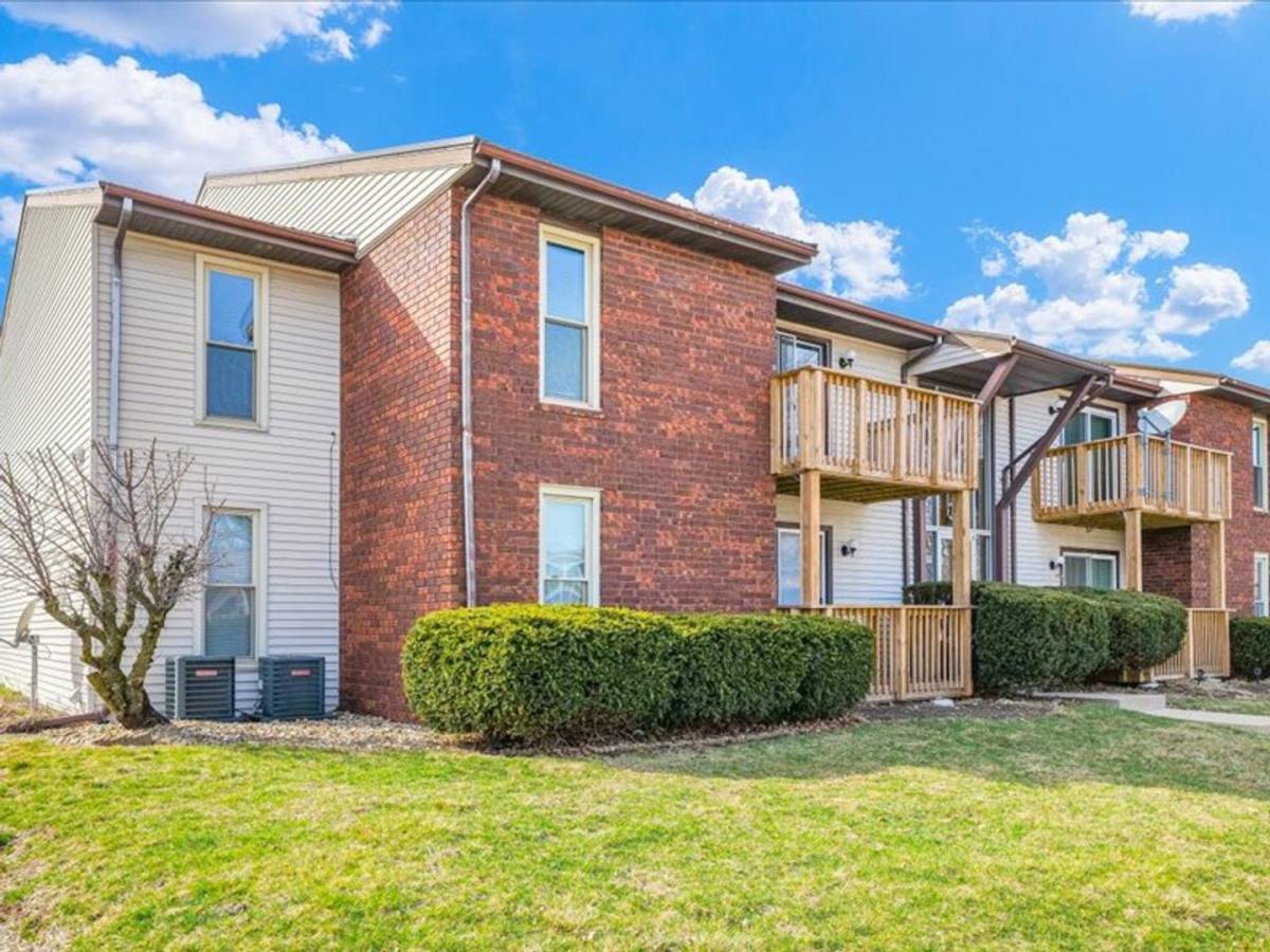Apartment for rent at 713 Fairmont Dr, Bloomington, IL 61704