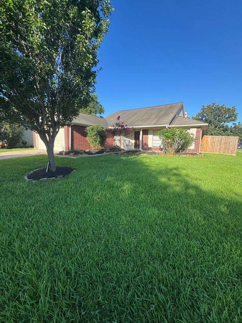 House for rent at 1002 Abbott Dr, Pearland, TX 77584