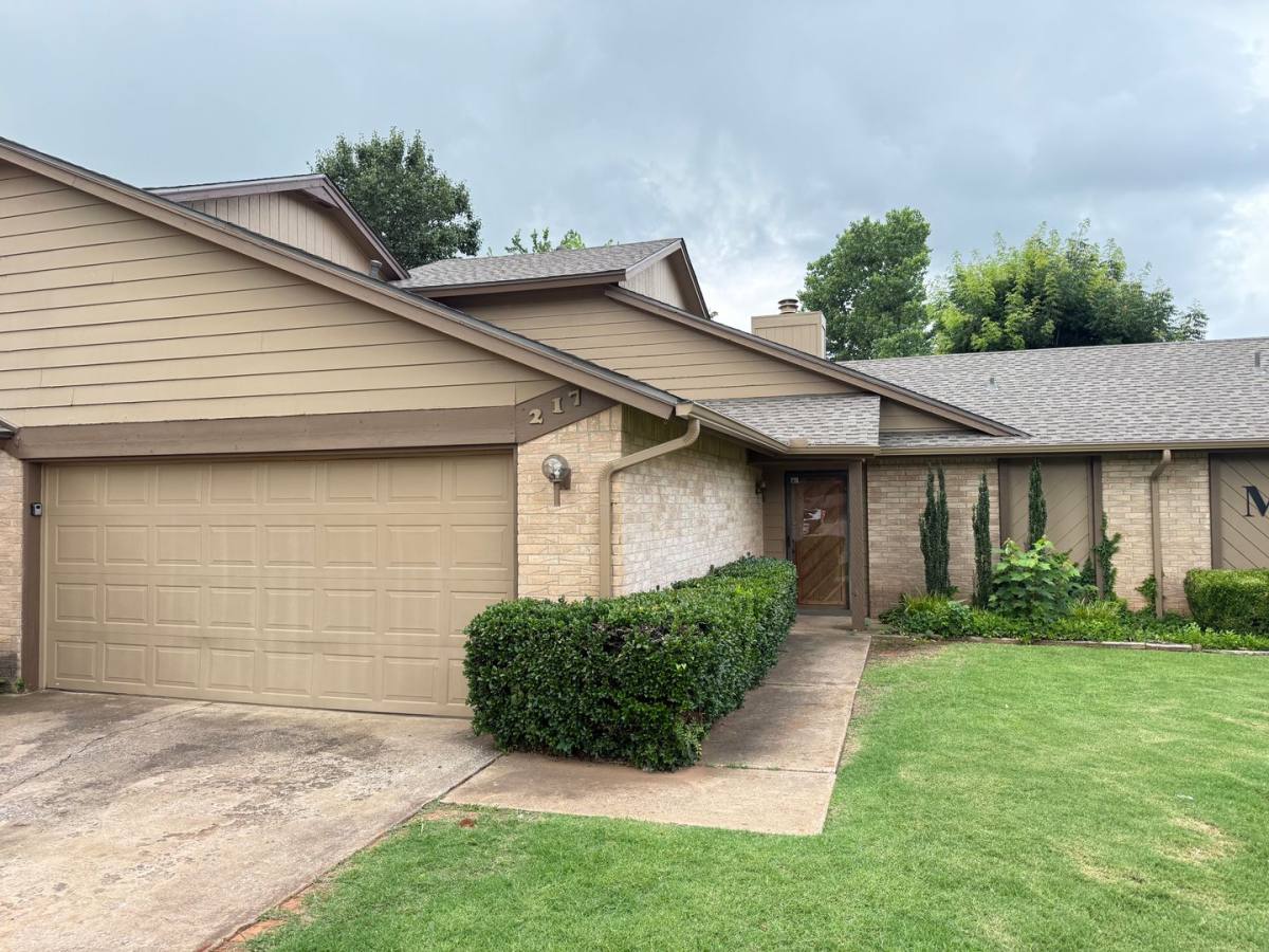 Townhouse for rent at 217 Woodbridge Circle, Edmond, OK 73012