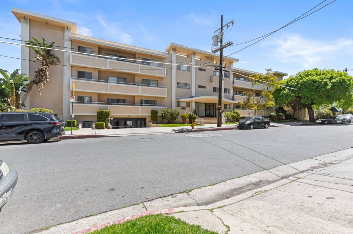 Apartment for rent at 5150 Yarmouth Ave, Encino, CA 91316