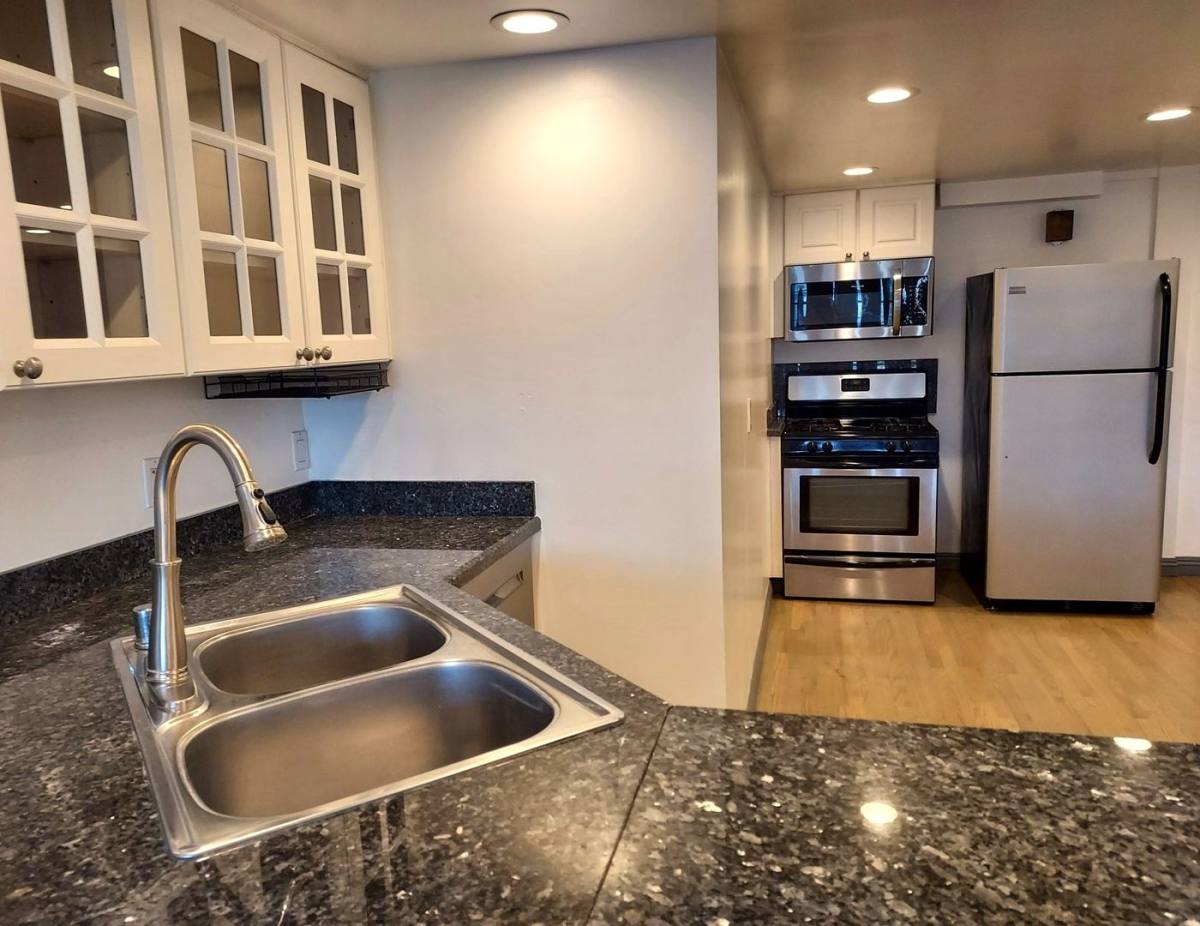 Townhouse for rent at 1111 Eureka St, San Diego, CA 92110