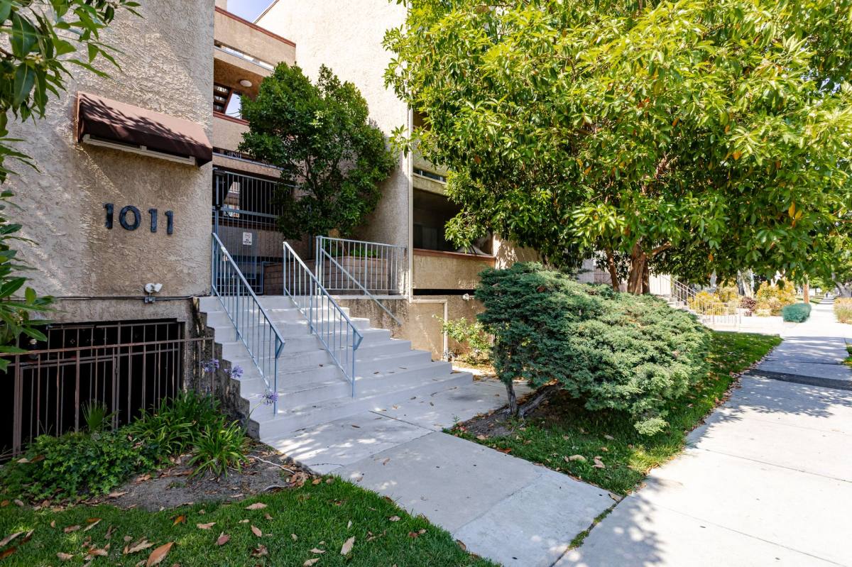 Apartment for rent at 1011 E California Ave #204, Glendale, CA 91206