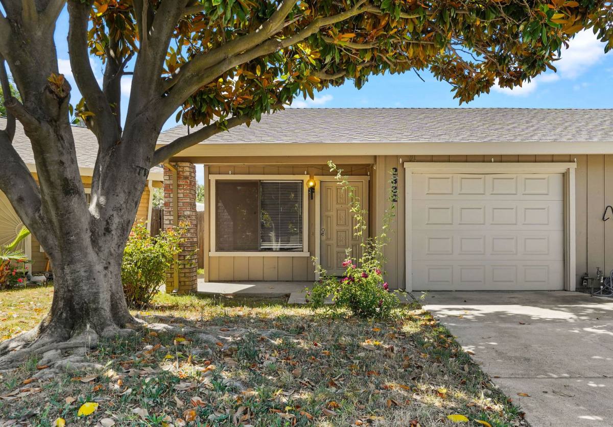Townhouse for rent at 2332 Imran Dr, Sacramento, CA 95825