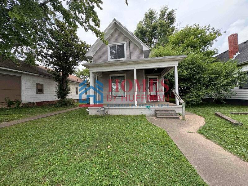 Apartment for rent at 1018 Washington Ave #B, Evansville, IN 47714