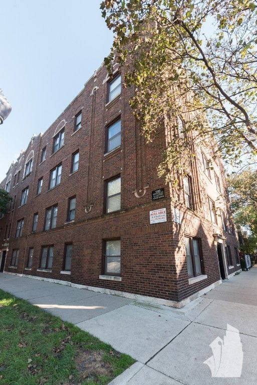 Apartment for rent at 1249 W Henderson St #2, Chicago, IL 60657