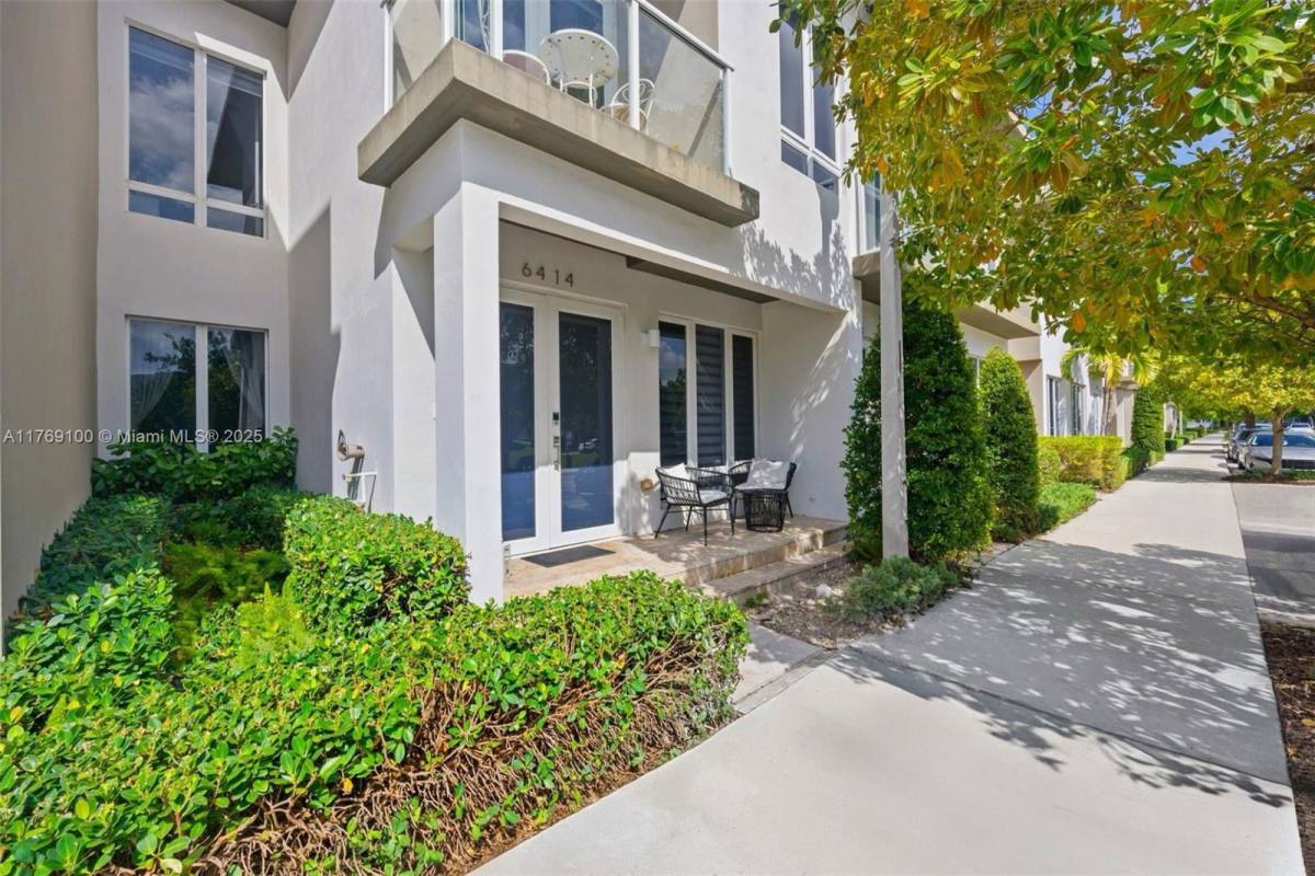 Townhouse for rent at 6414 NW 104th Path, Miami, FL 33178