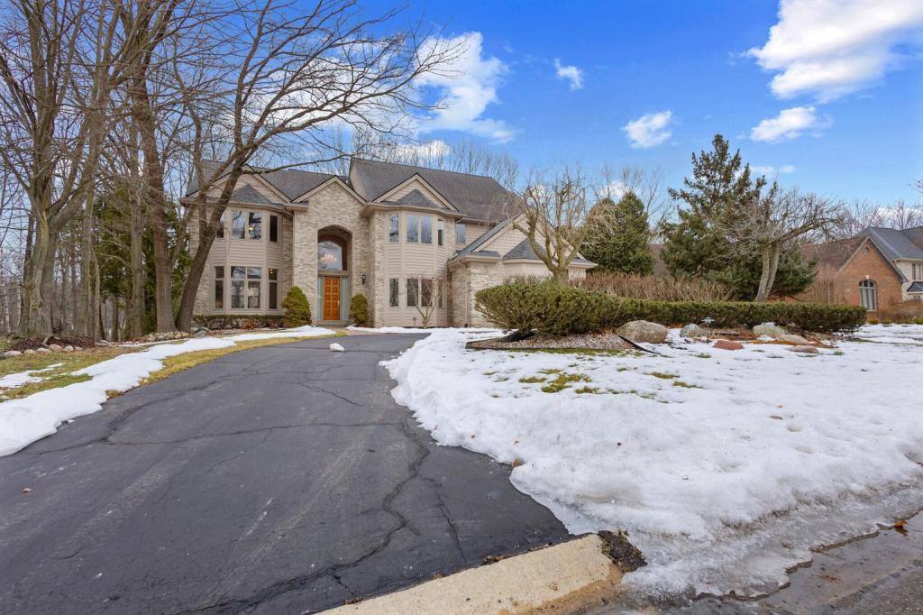 House for rent at 3417 Hidden Oaks Lane, West Bloomfield, MI 48324