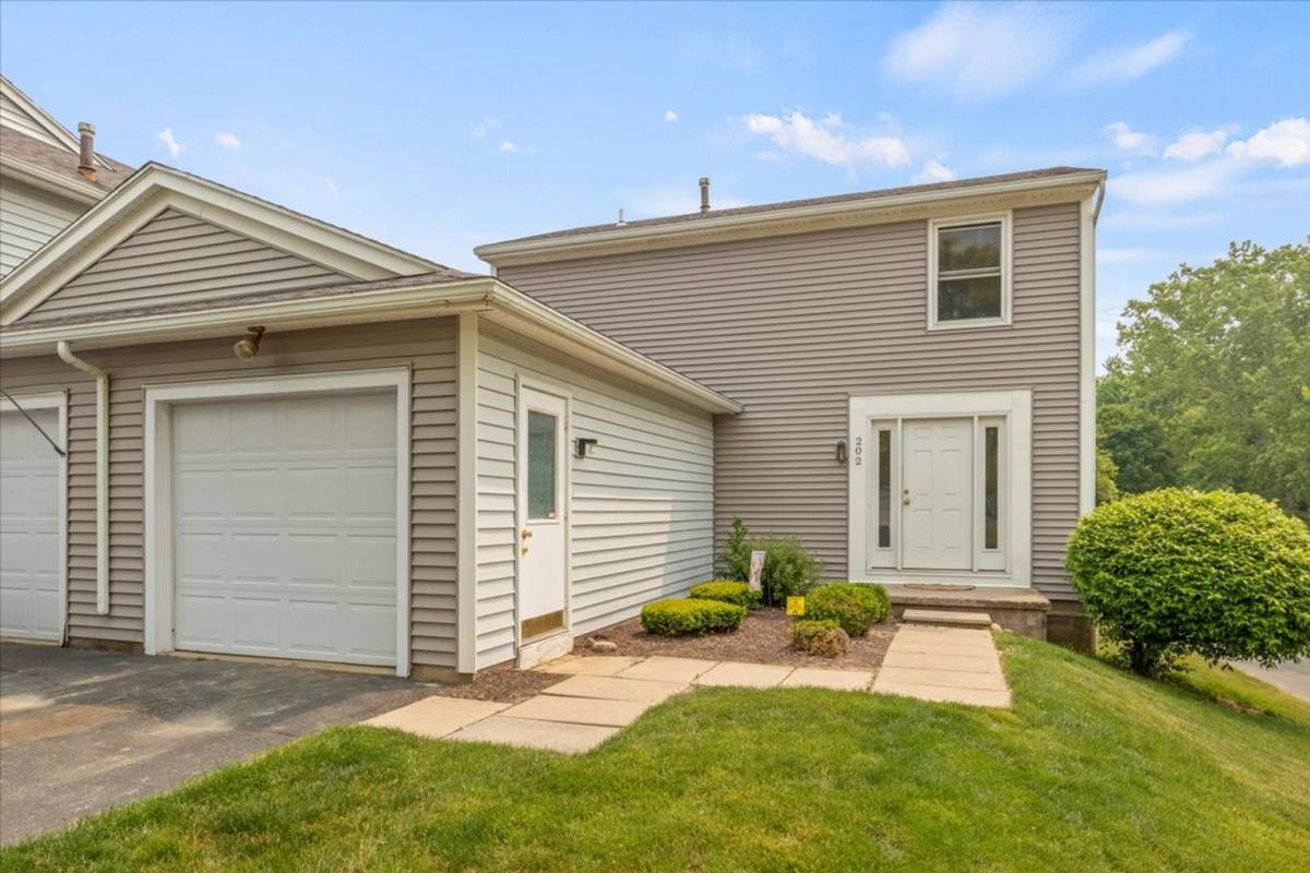 Townhouse for rent at 1020 Summitville Dr, Webster, NY 14580