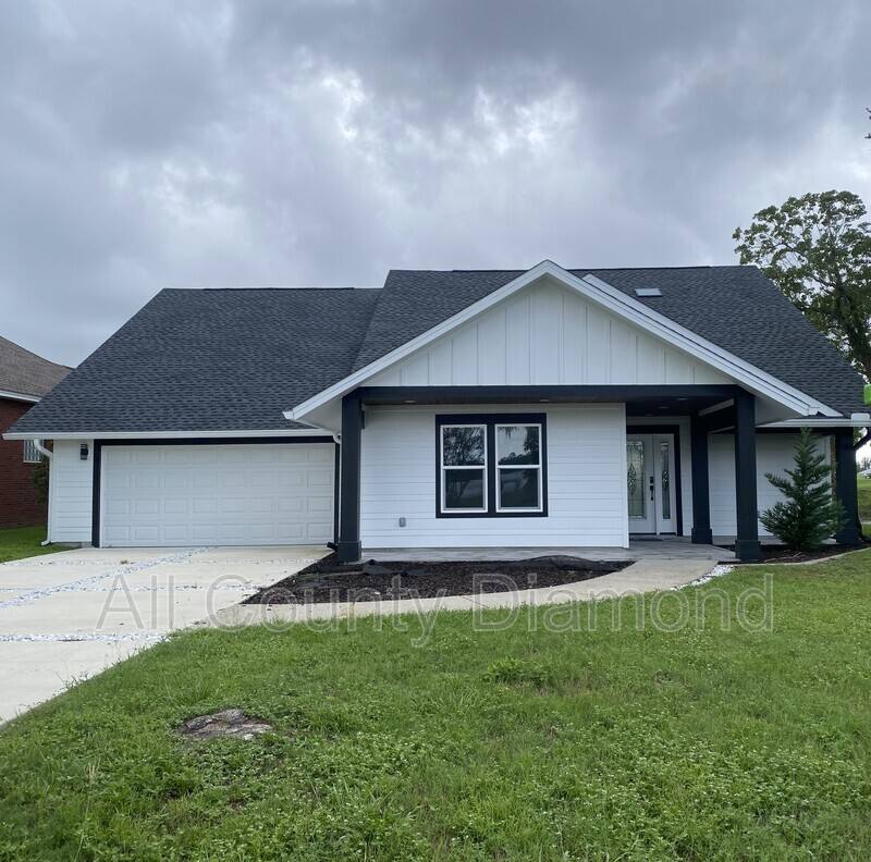House for rent at 1327 Country Club Dr, Lynn Haven, FL 32444