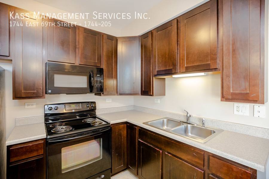 Apartment for rent at 1744 E 69th St #205, Chicago, IL 60649