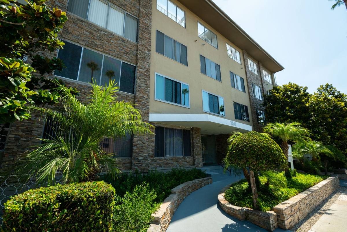 Apartment for rent at 350 N Crescent Dr, Beverly Hills, CA 90210