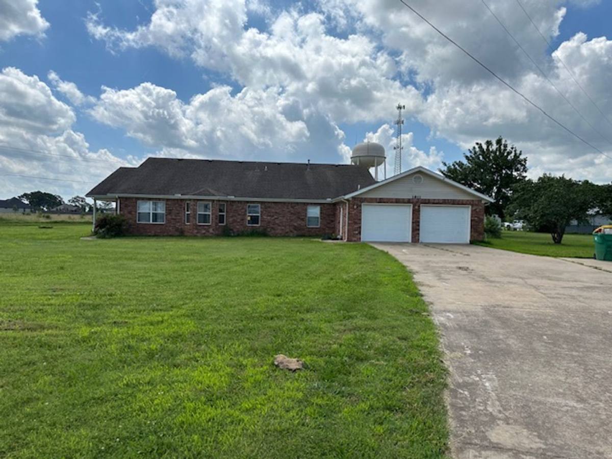 House for rent at 1811 Kinyon Rd, Centerton, AR 72719