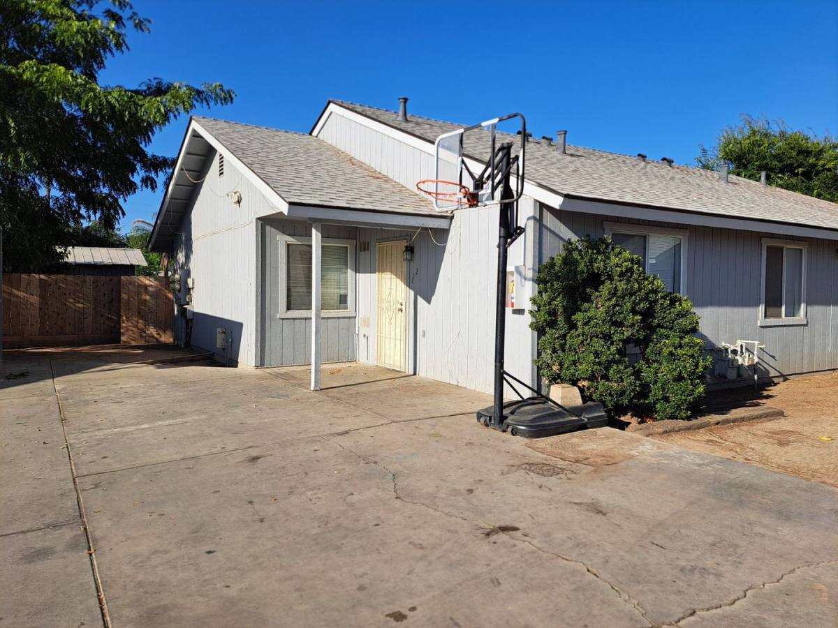 Apartment for rent at 1452 S College Ave, Dinuba, CA 93618