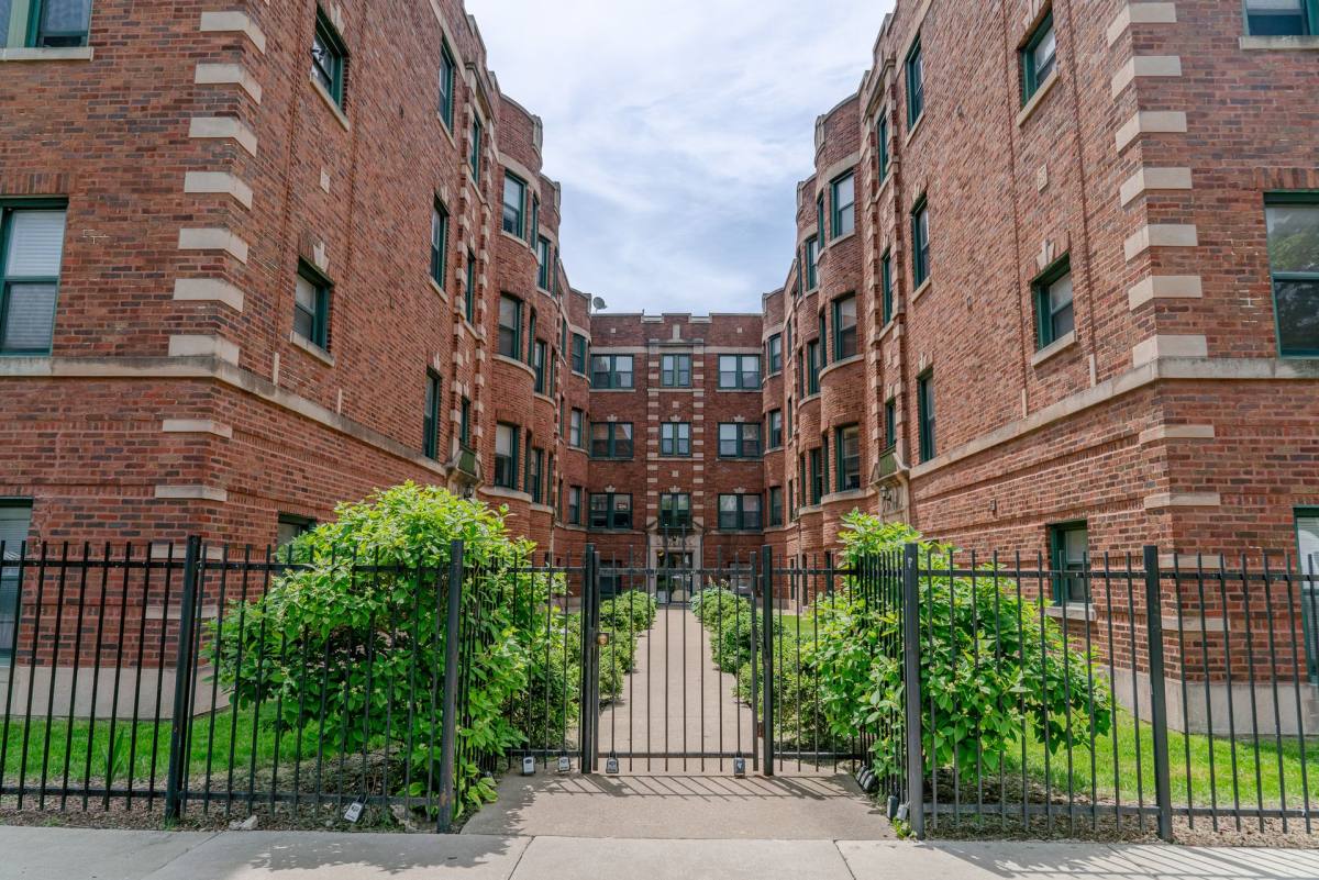 Condo for rent at 3001-3009 W Gunnison St, Chicago, IL 60625