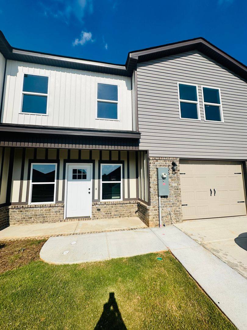 Townhouse for rent at 226 Beau Claire Circle, Byron, GA 31008