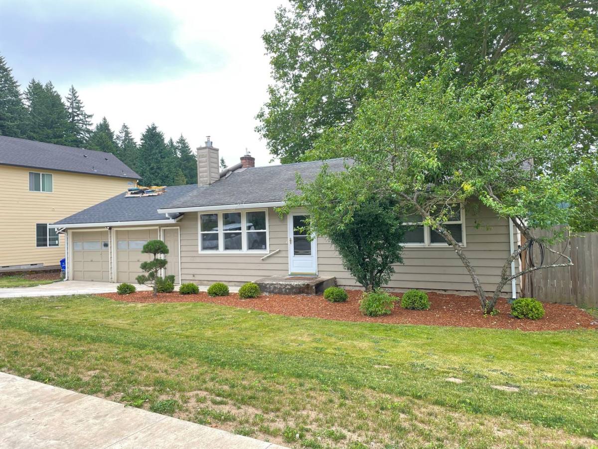 House for rent at 14240 SE Ellis St, Portland, OR 97236