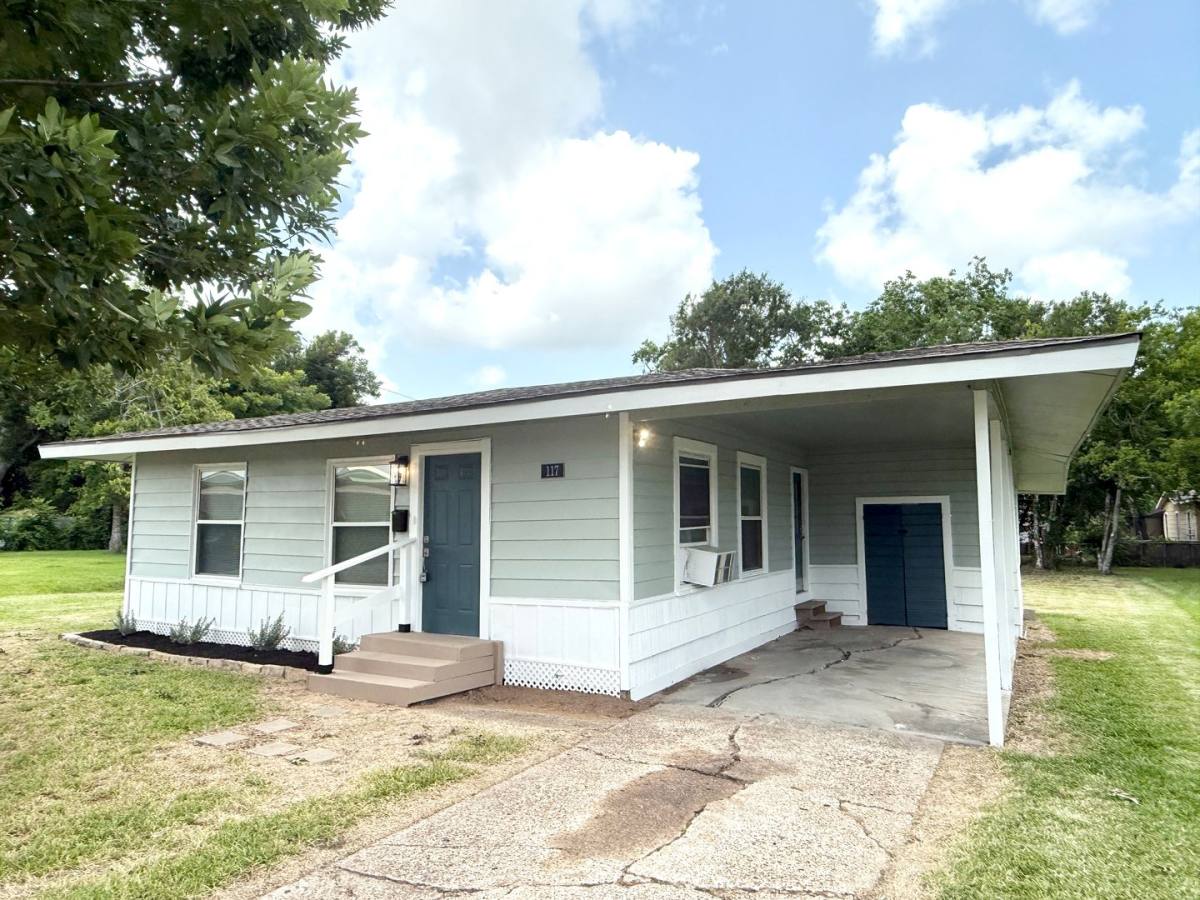 Apartment for rent at 117 Oak Dr, Lake Jackson, TX 77566