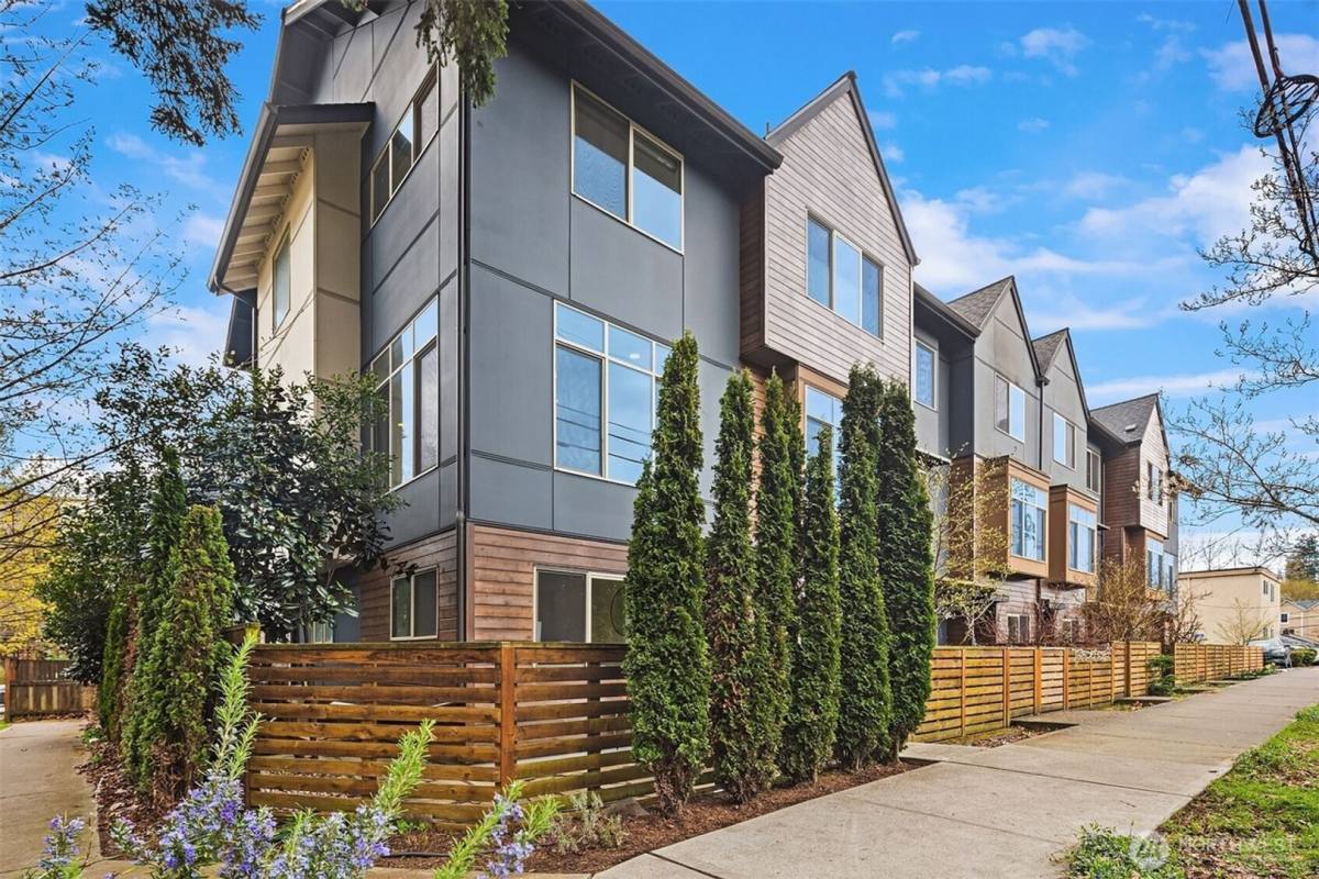 Townhouse for rent at 4071 NE 50th St, Seattle, WA 98105