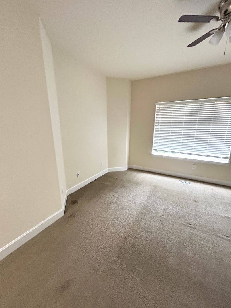 Townhouse for rent at 12422 NE 100th St, Kirkland, WA 98033