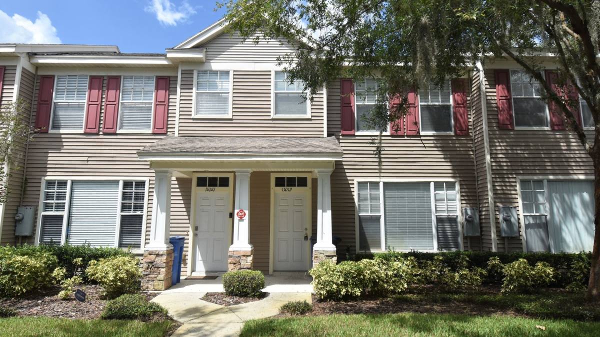 Townhouse for rent at 11012 Black Swan Court, Seffner, FL 33584