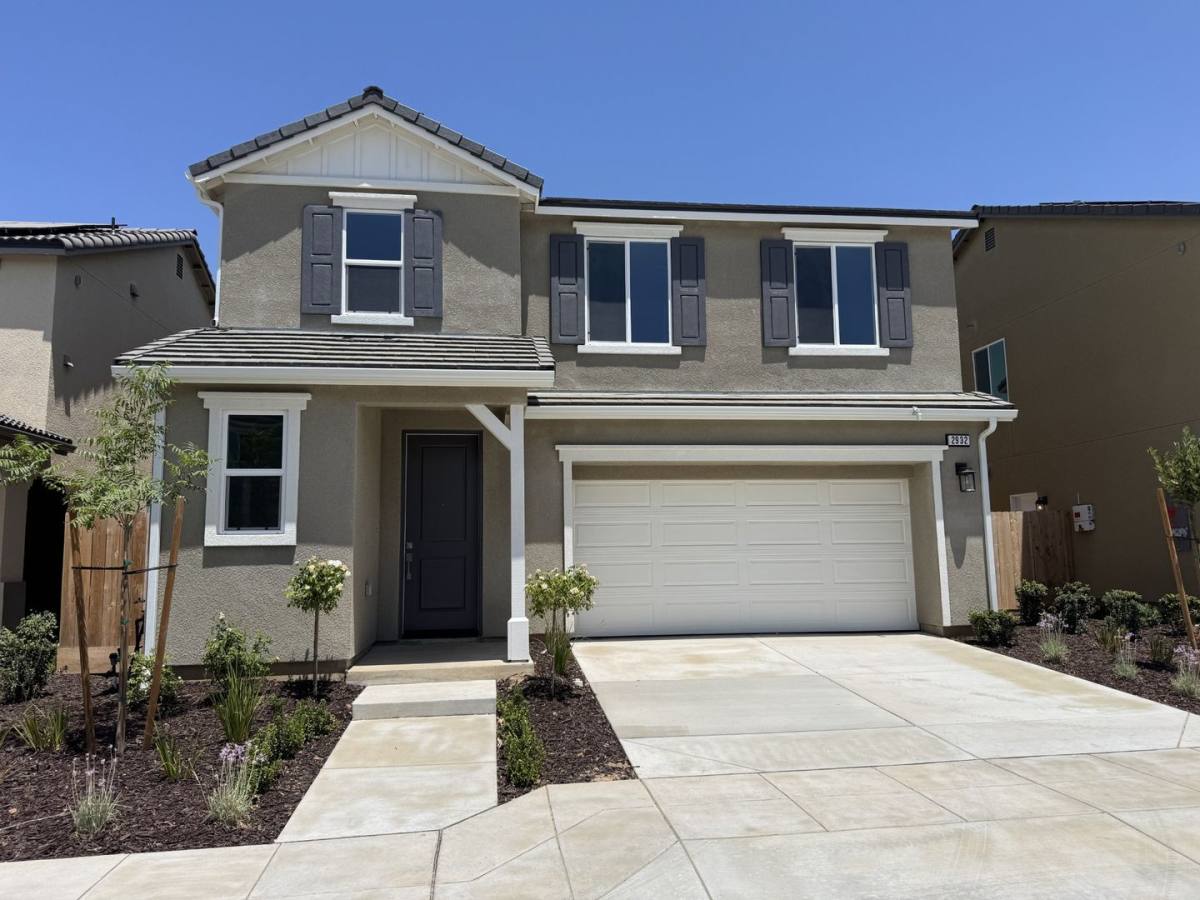 House for rent at 2932 E Escarpa Dr, Fresno, CA 93730