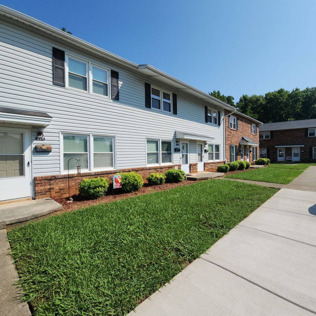 526 S Cherry St, Kernersville, NC 27284
