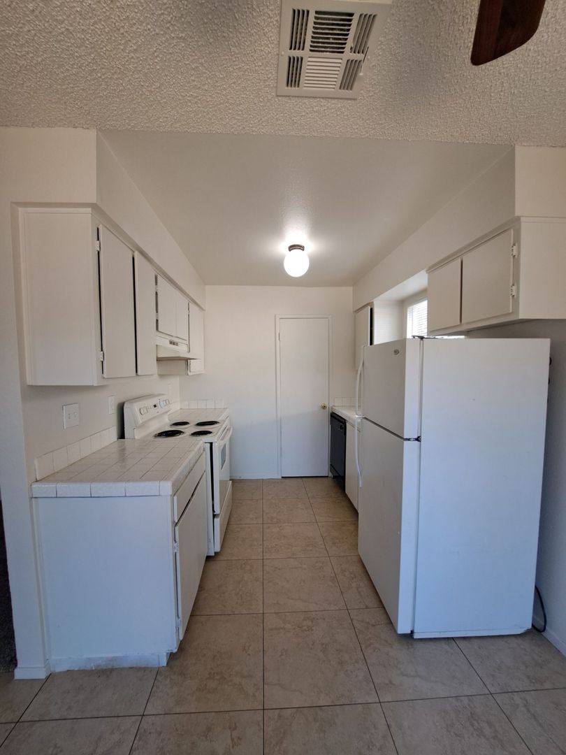 Apartment for rent at 3037 W Pontiac Way, Fresno, CA 93722