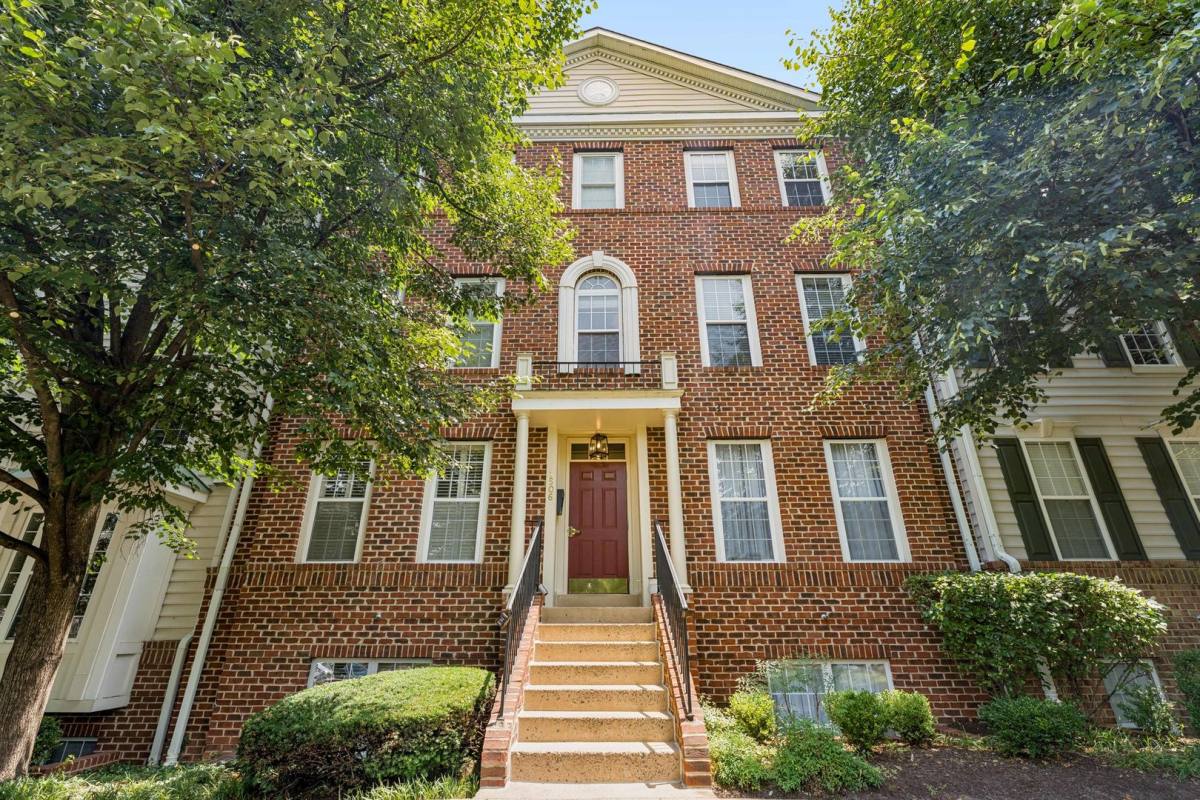 House for rent at 1506 Northern Neck Dr, Vienna, VA 22182