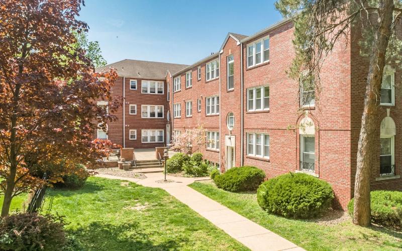Apartment for rent at 7506 Cromwell Dr, Saint Louis, MO 63105