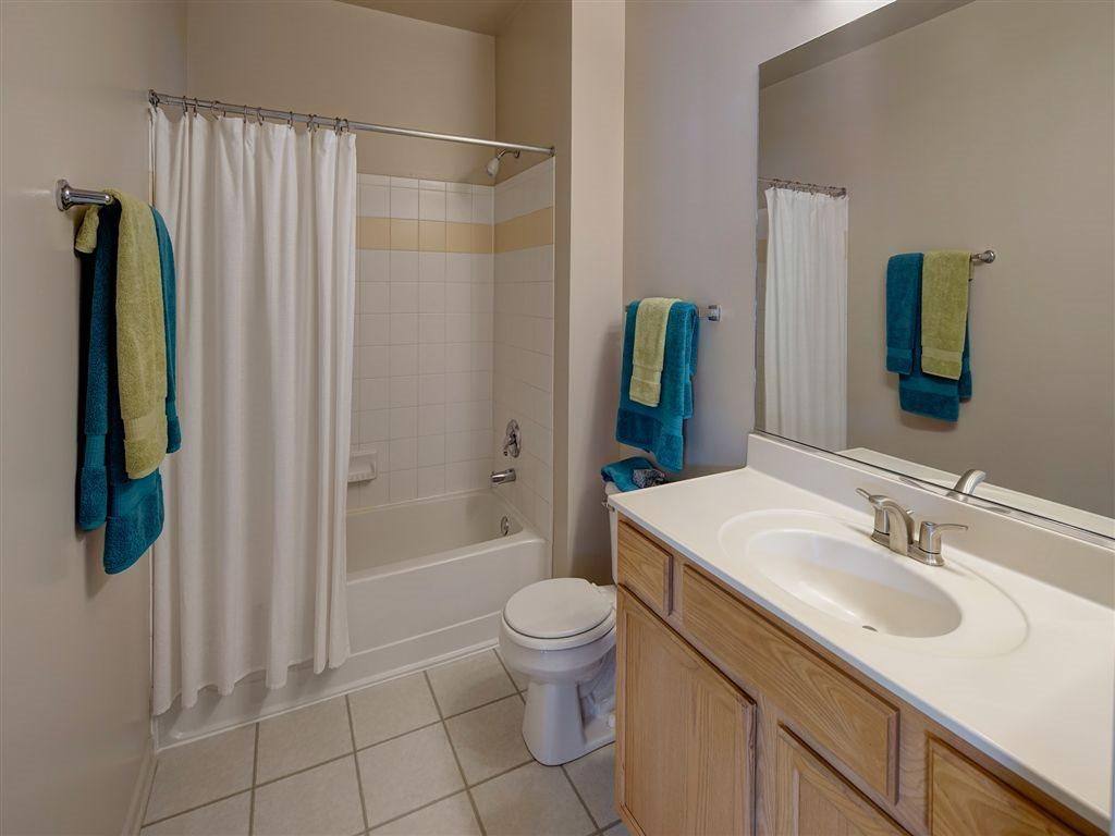 Apartment for rent at 2000 Farmington Lakes Dr, Oswego, IL 60543