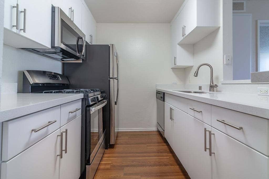 Apartment for rent at Catalina Gardens Apartment Homes, 333 S Catalina St, Los Angeles, CA 90020