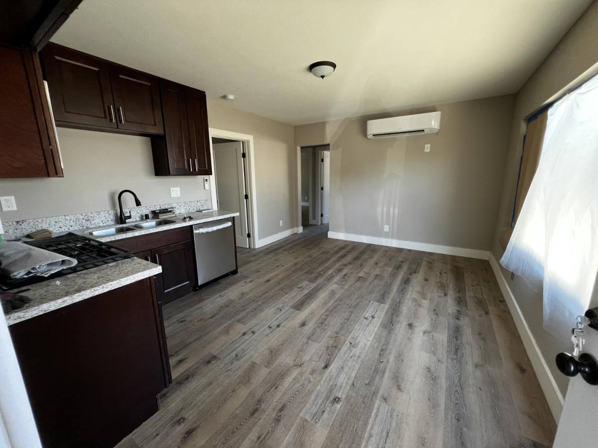 Apartment for rent at 543 W 88th St, Los Angeles, CA 90044