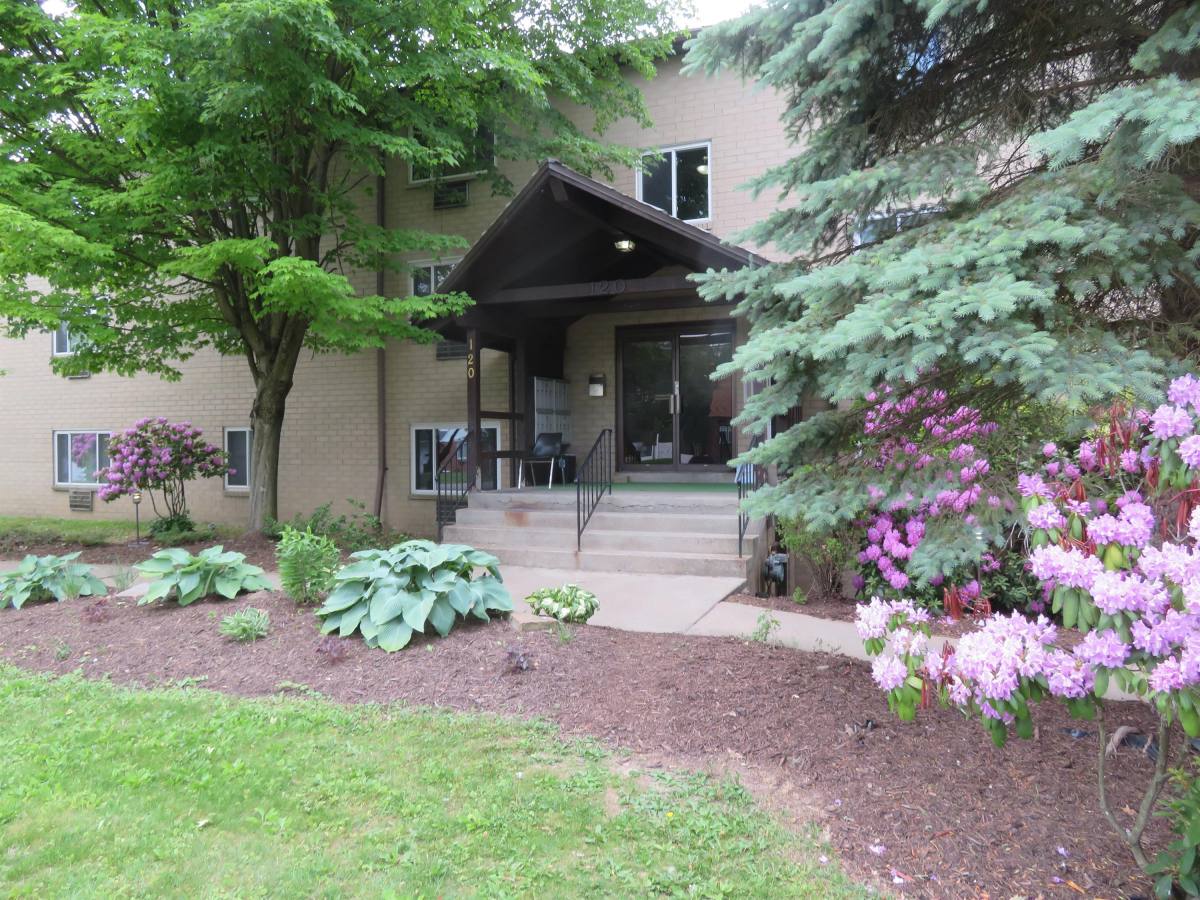 Apartment for rent at Foxwood, 120 Foxwood Rd, Coraopolis, PA 15108