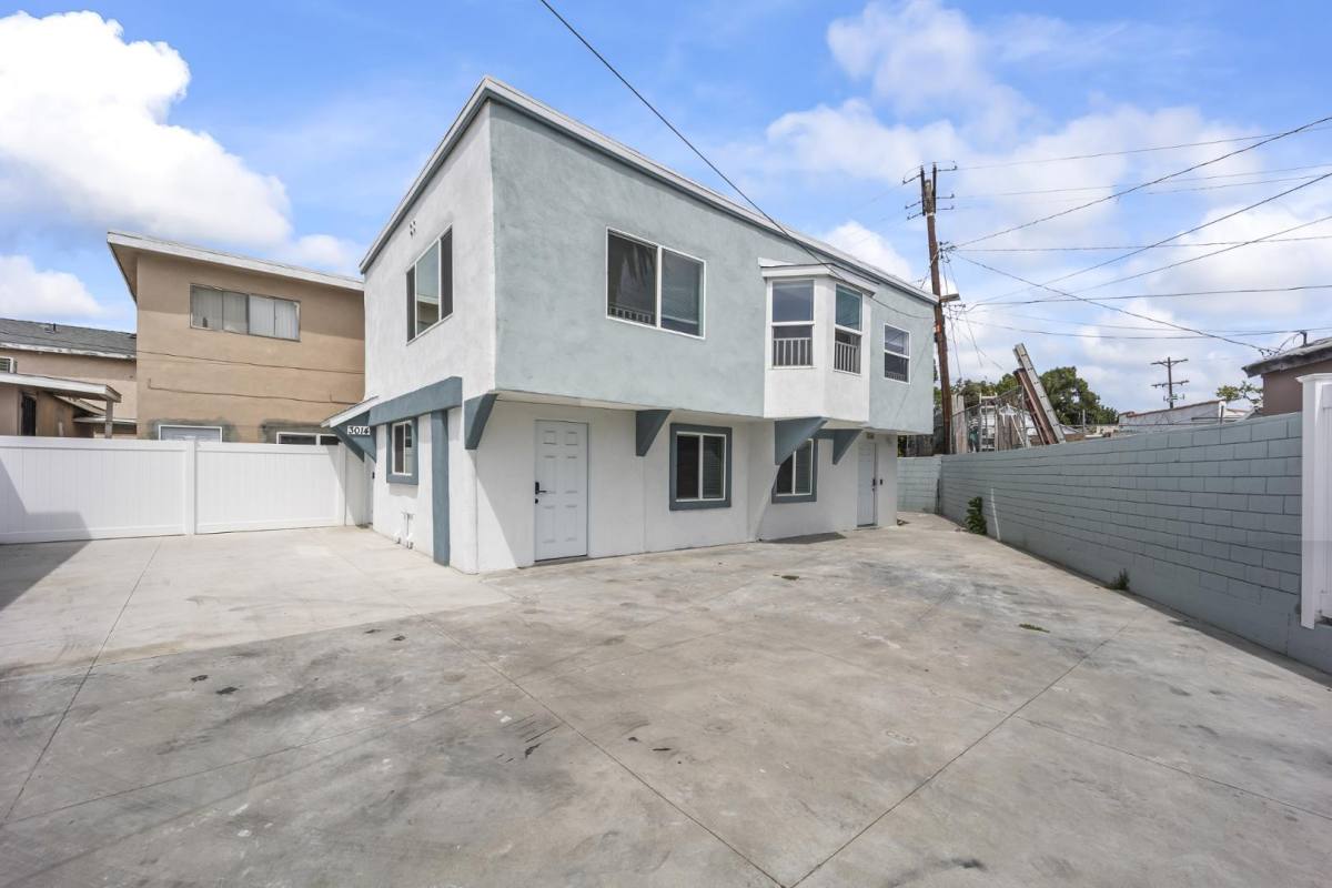 Apartment for rent at 3016 S W View St, Los Angeles, CA 90016