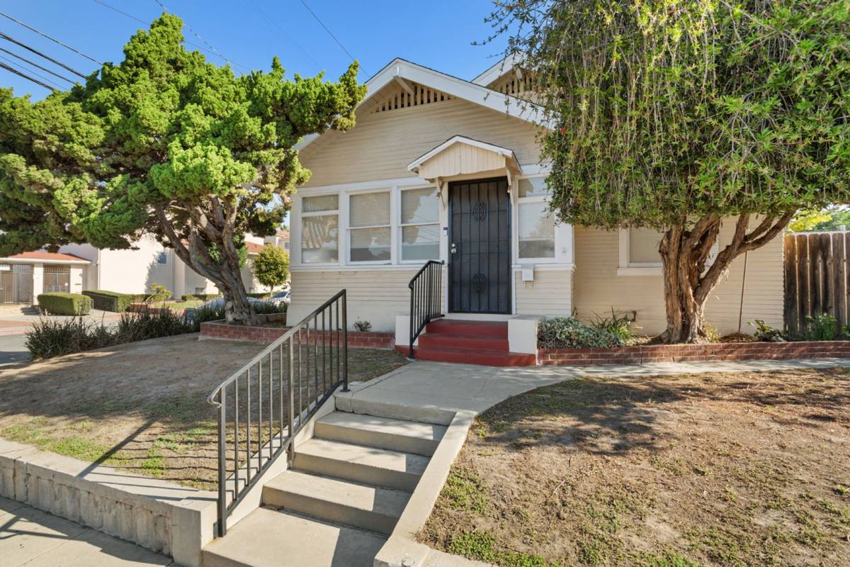 Apartment for rent at 1090 Freeman Ave, Long Beach, CA 90804